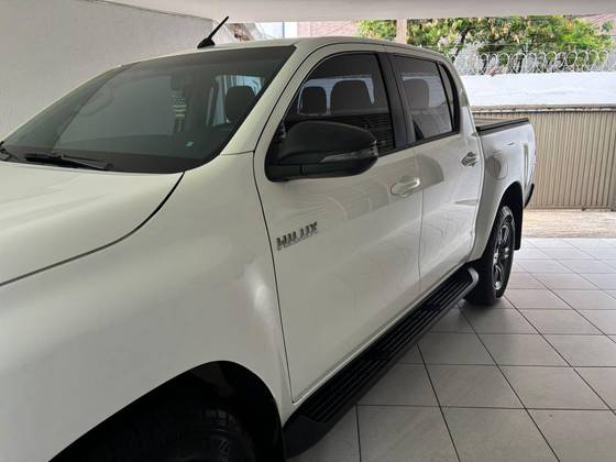 TOYOTA HILUX 2.8 D-4D TURBO DIESEL CD SR 4X4 AUTOMÁTICO